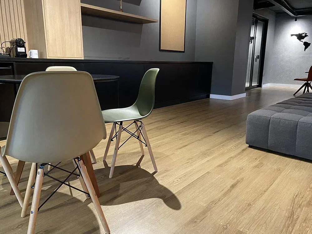 Piso Vinílico Colado em Réguas e Placas