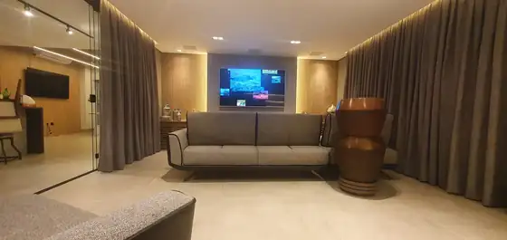 Sala de TV com cortina em linho bege
