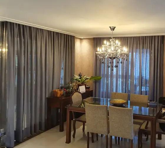 Sala de jantar com cortina em linho gaze cinza