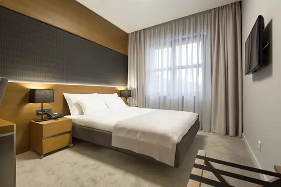 Quarto com cortina de tecido motorizada