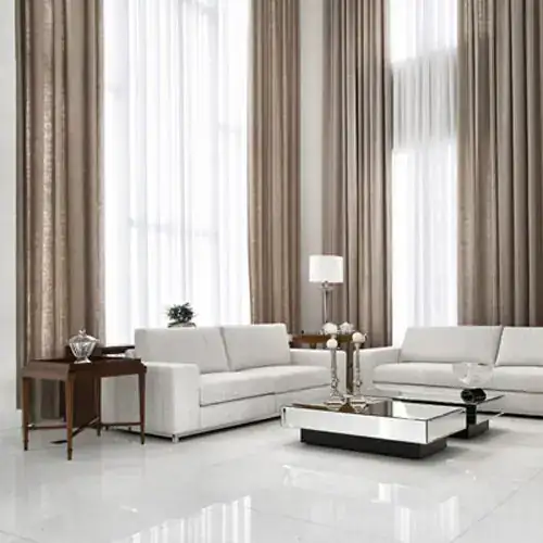 Sala com cortinas de pé-direito duplo