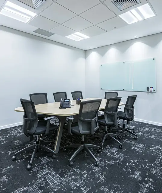 Sala de reunião com carpete modular estampado