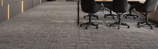 Escritório com carpete modular em três tons