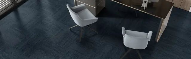 Sala de trabalho com carpete em placas escuro