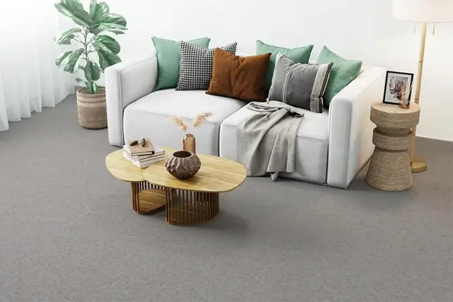 Sala com carpete cinza claro e sofá branco