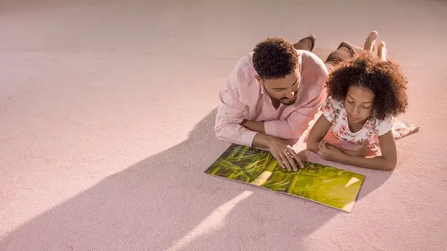 Família no chão sobre carpete macio