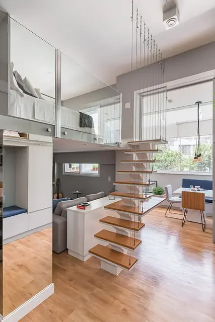 Casa com escada e piso vinílico amadeirado