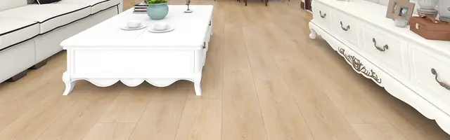Sala ampla com piso vinílico em placas cinza