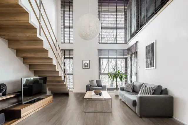 Sala com escada e piso vinílico de click