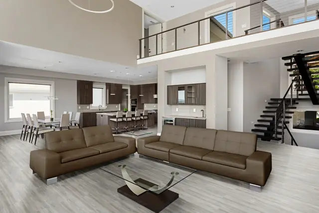 Living amplo com piso vinílico claro