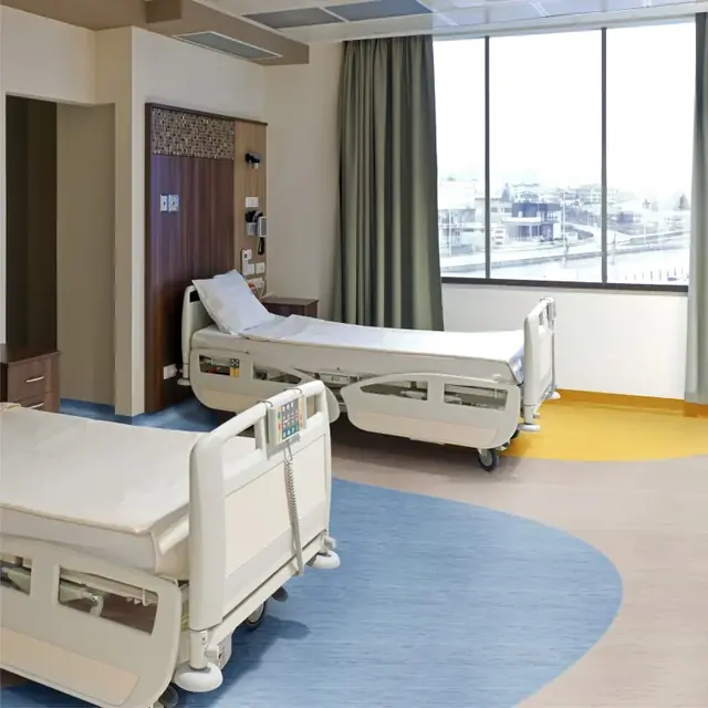 Quarto de hospital com piso vinílico colorido