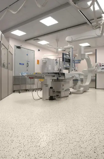 Sala técnica com piso vinílico em manta claro