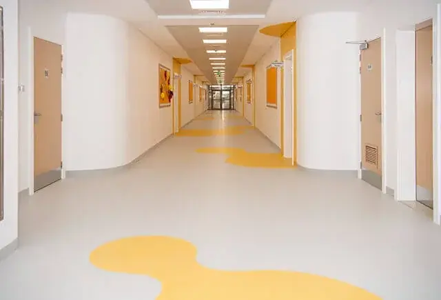 Corredor com faixas coloridas no piso