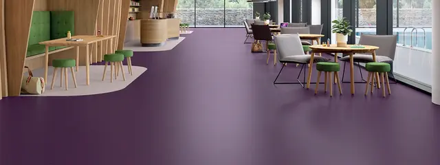 Brinquedoteca com piso vinílico em manta colorido