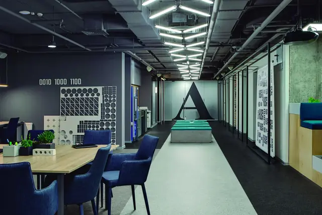 Sala com faixas coloridas no piso vinílico