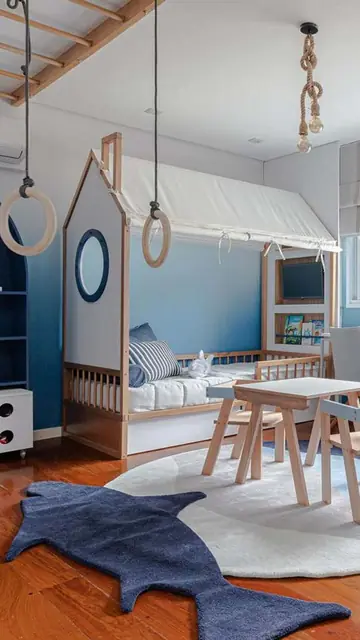 Quarto infantil com tapete azul de formato livre