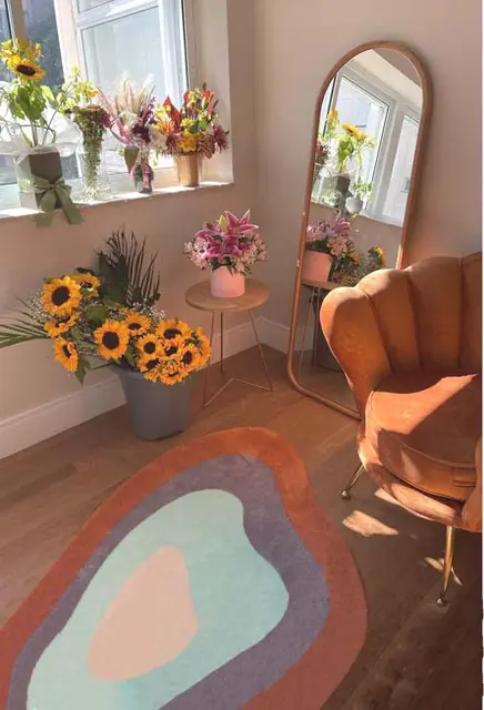 Quarto com tapete orgânico colorido