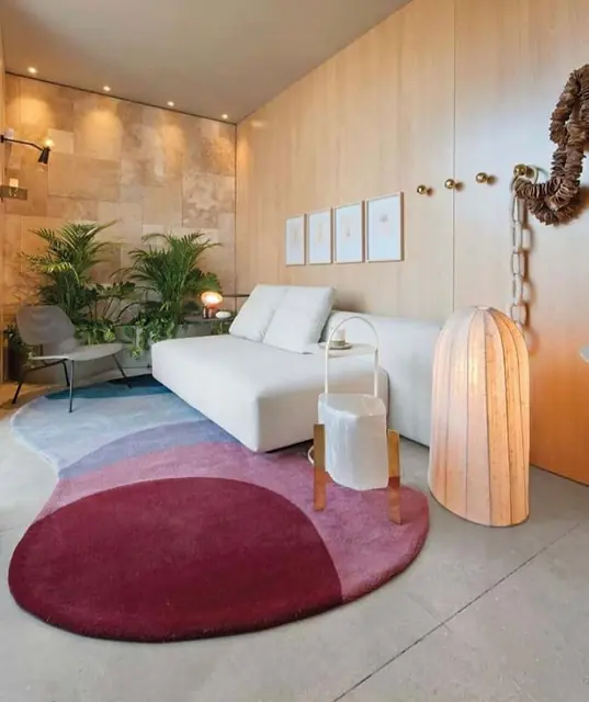 Sala com tapete orgânico vinho