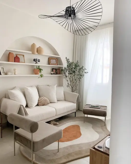Sala clara com tapete orgânico